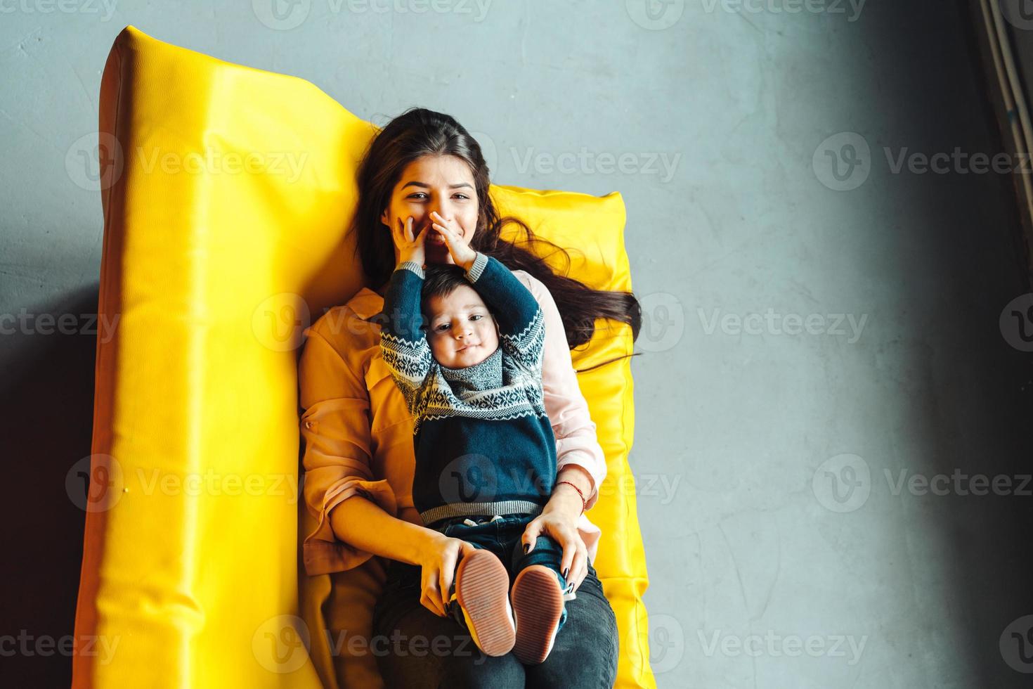 mãe e filho brincam em casa foto