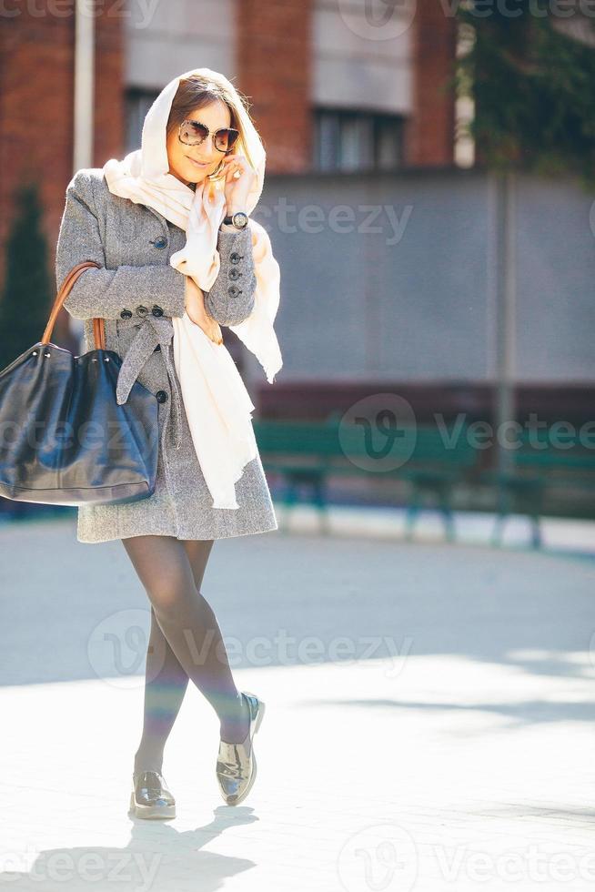 garota com um casaco na rua foto