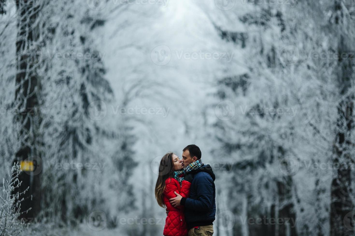 casal andando em um parque de inverno foto