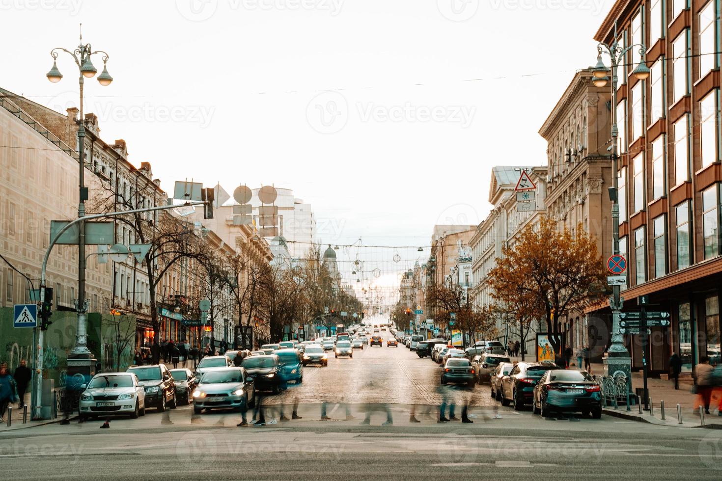 kiev, ucrânia - 14 de abril de 2019 visão noturna das ruas de kiev. confusão urbana. rua bogdan khmelnitsky foto