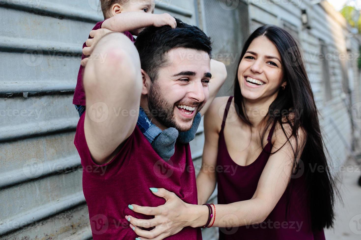 jovem família com uma criança foto