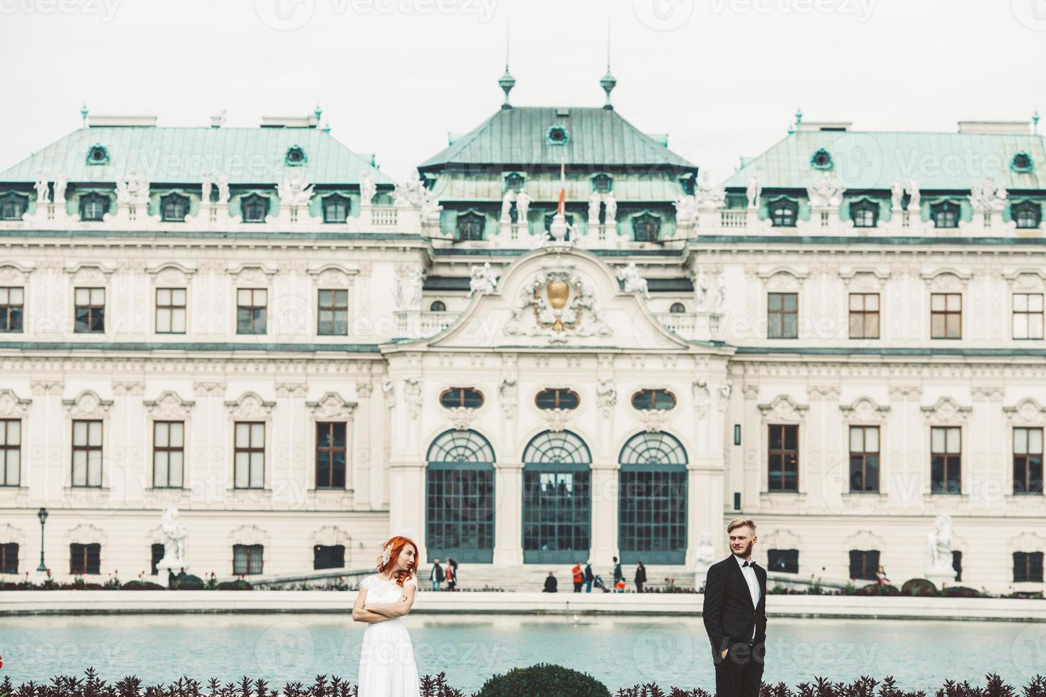 casal de noivos em uma caminhada na propriedade do mirante em viena foto