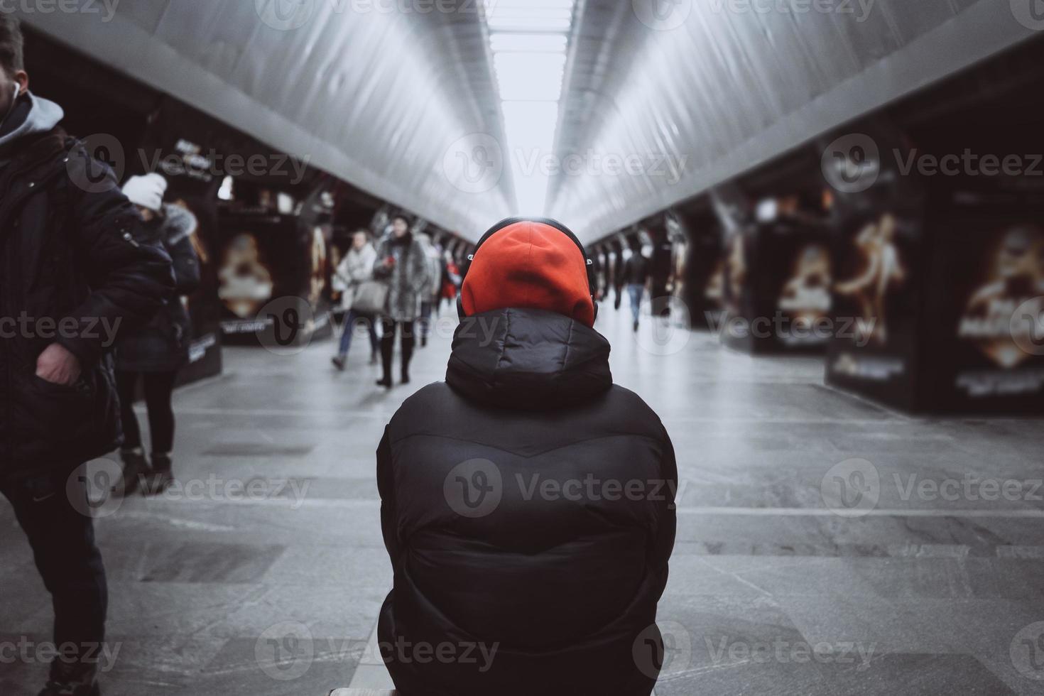 homem de trás no metrô. pessoas no metrô foto