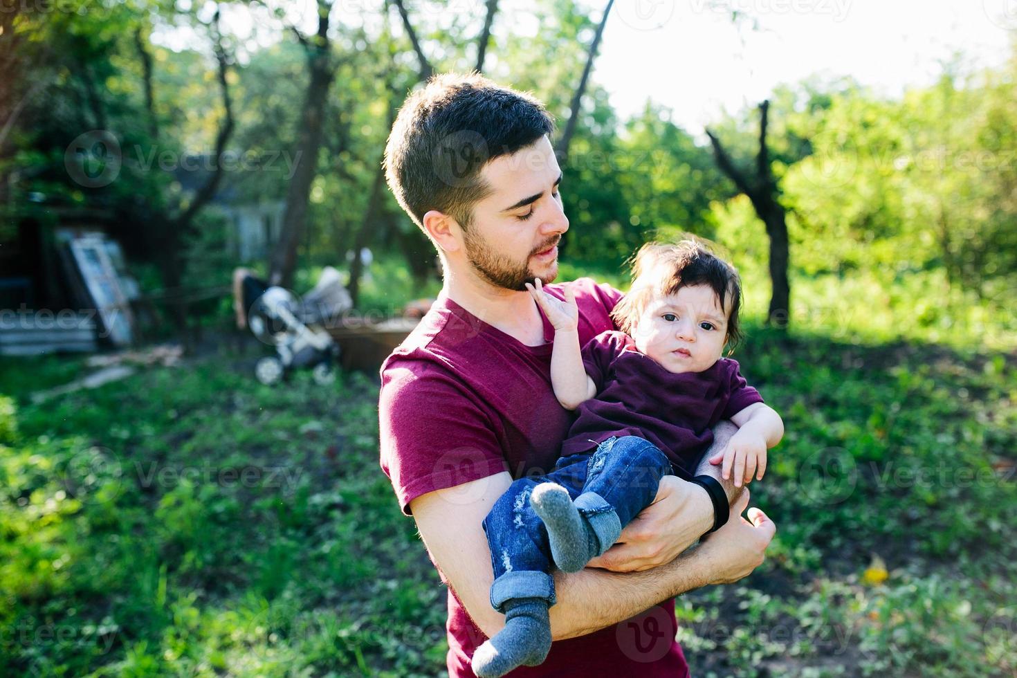 jovem família com uma criança na natureza foto