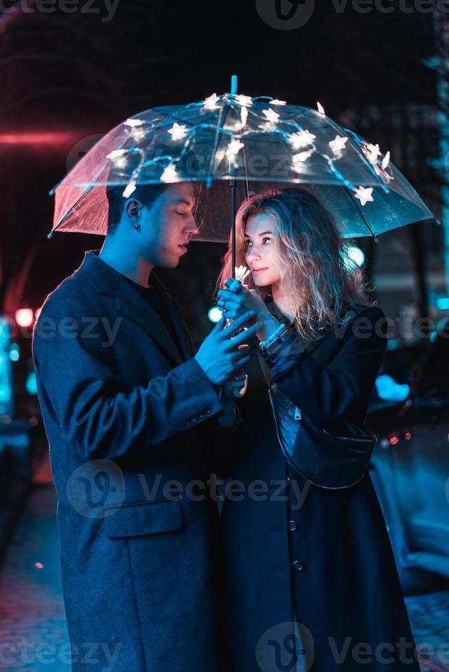 retrato de um cara e uma garota sob um guarda-chuva foto