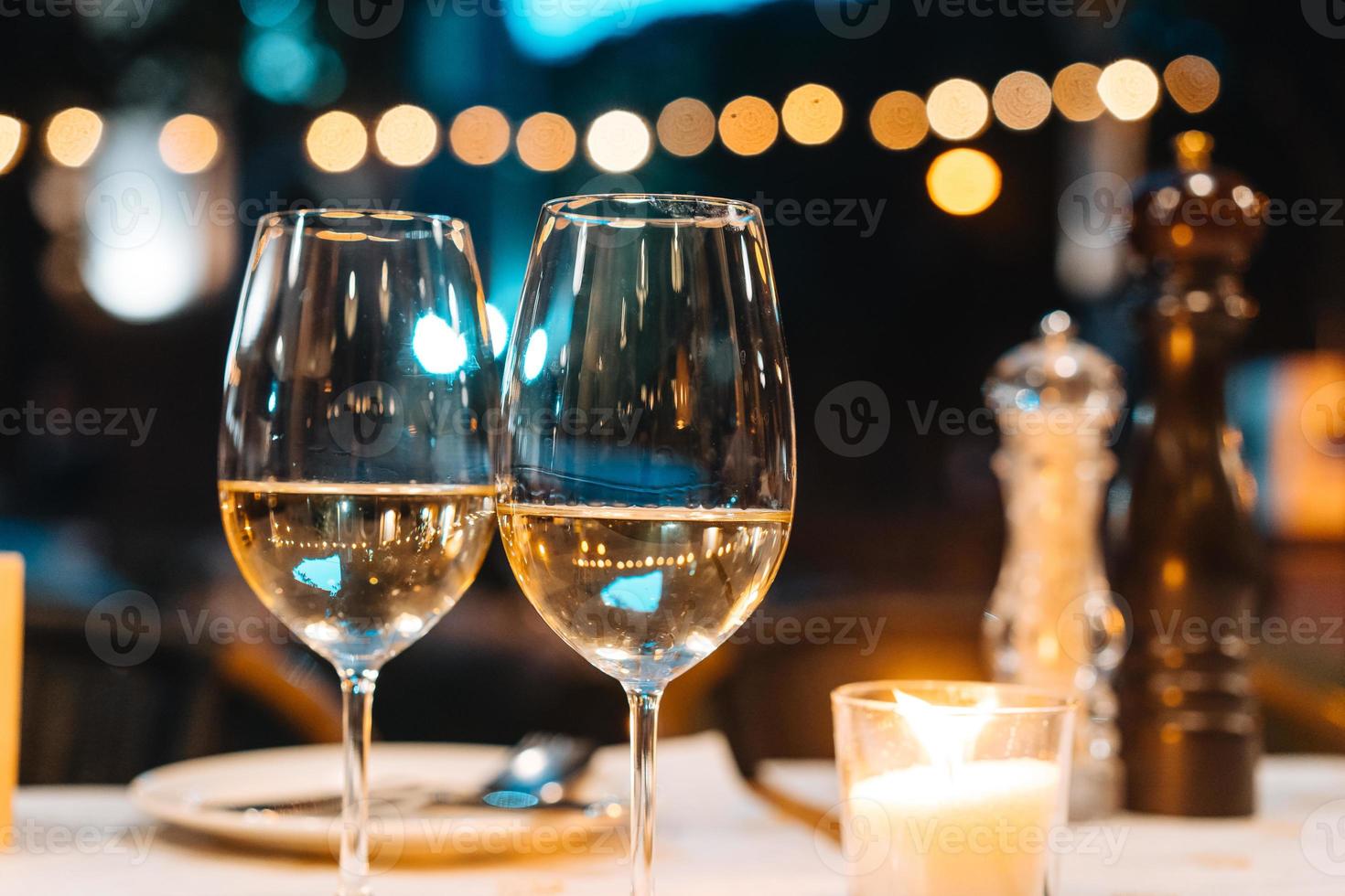 duas taças de vinho na mesa foto