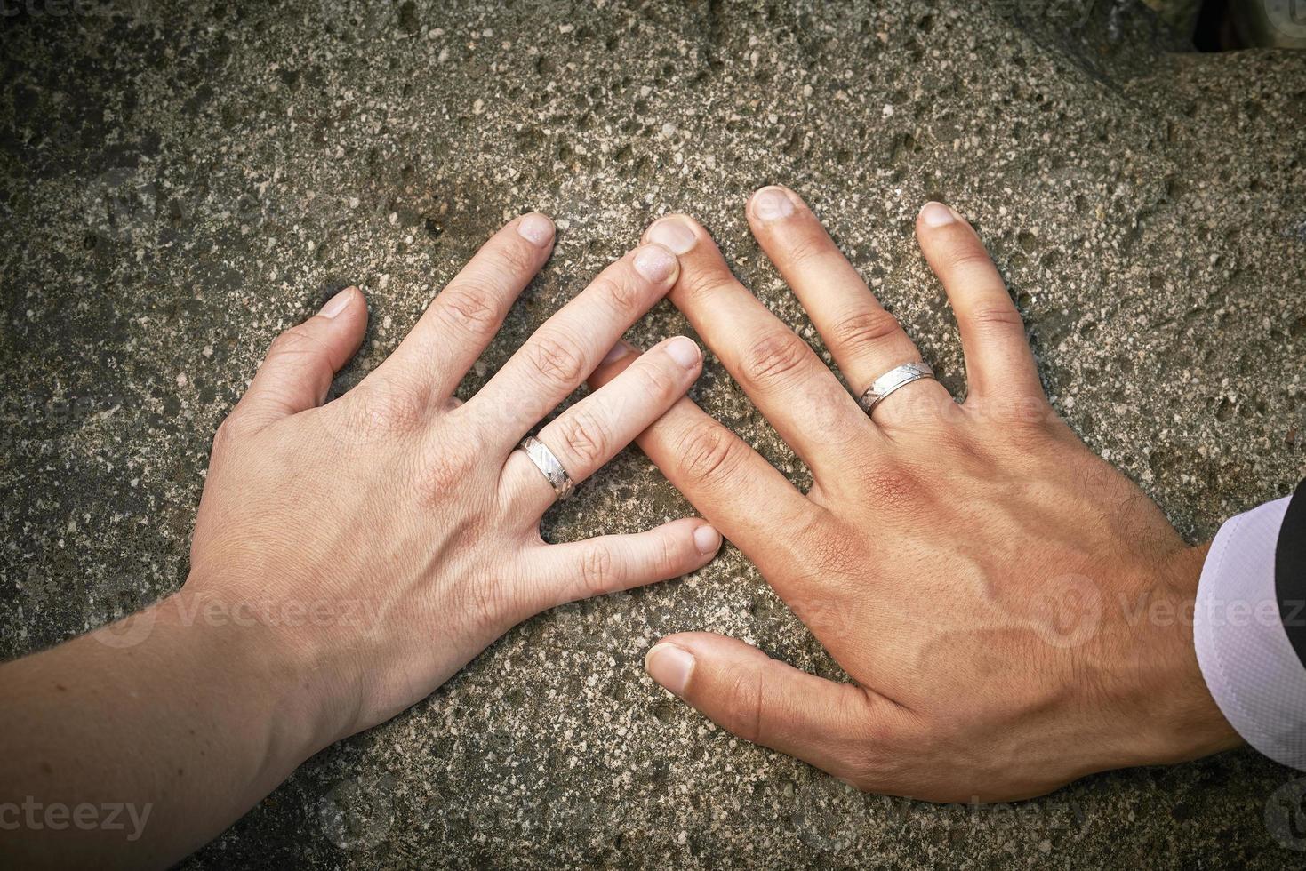 mãos de recém-casados com anéis foto