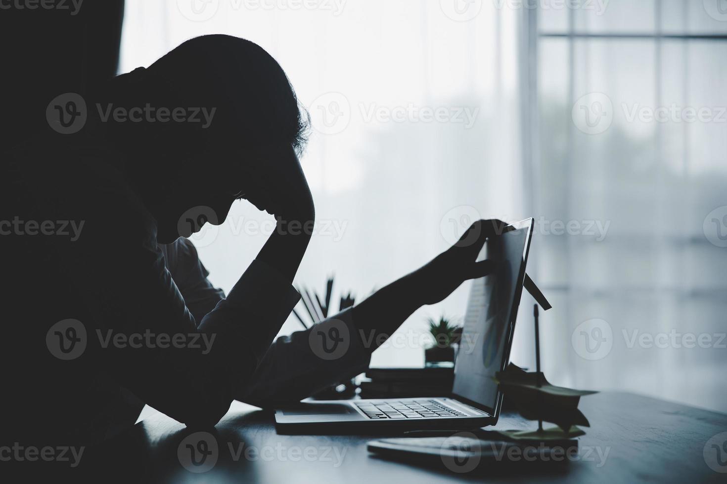 estresse mulher de negócios do trabalho duro, depressão no escritório. trabalhadora cansada e ansiosa com infeliz no trabalho problemático. jovem empresária sentada triste frente do computador portátil na mesa. foto
