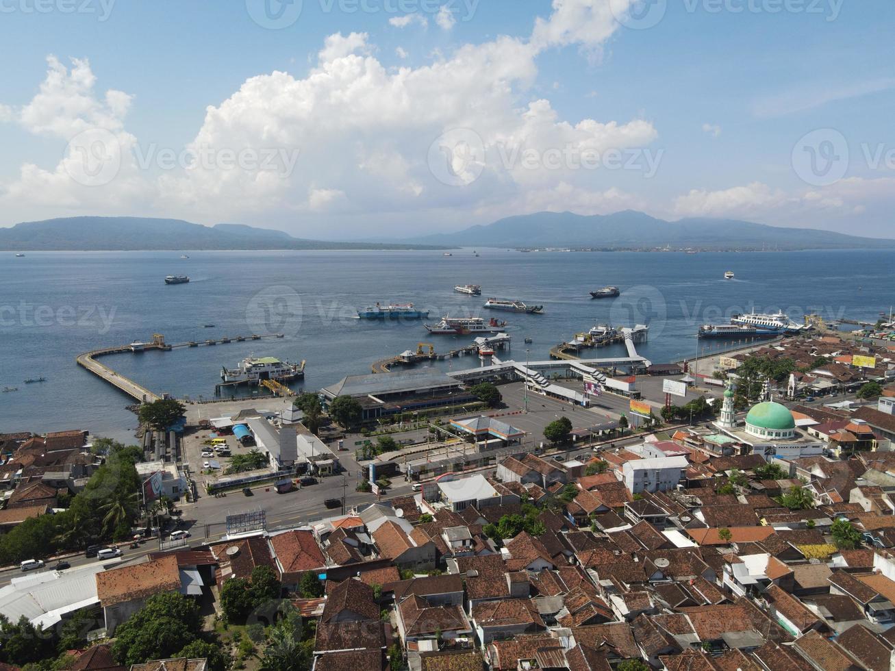 vista aérea do porto em banyuwangi indonésia com balsa no oceano de bali foto