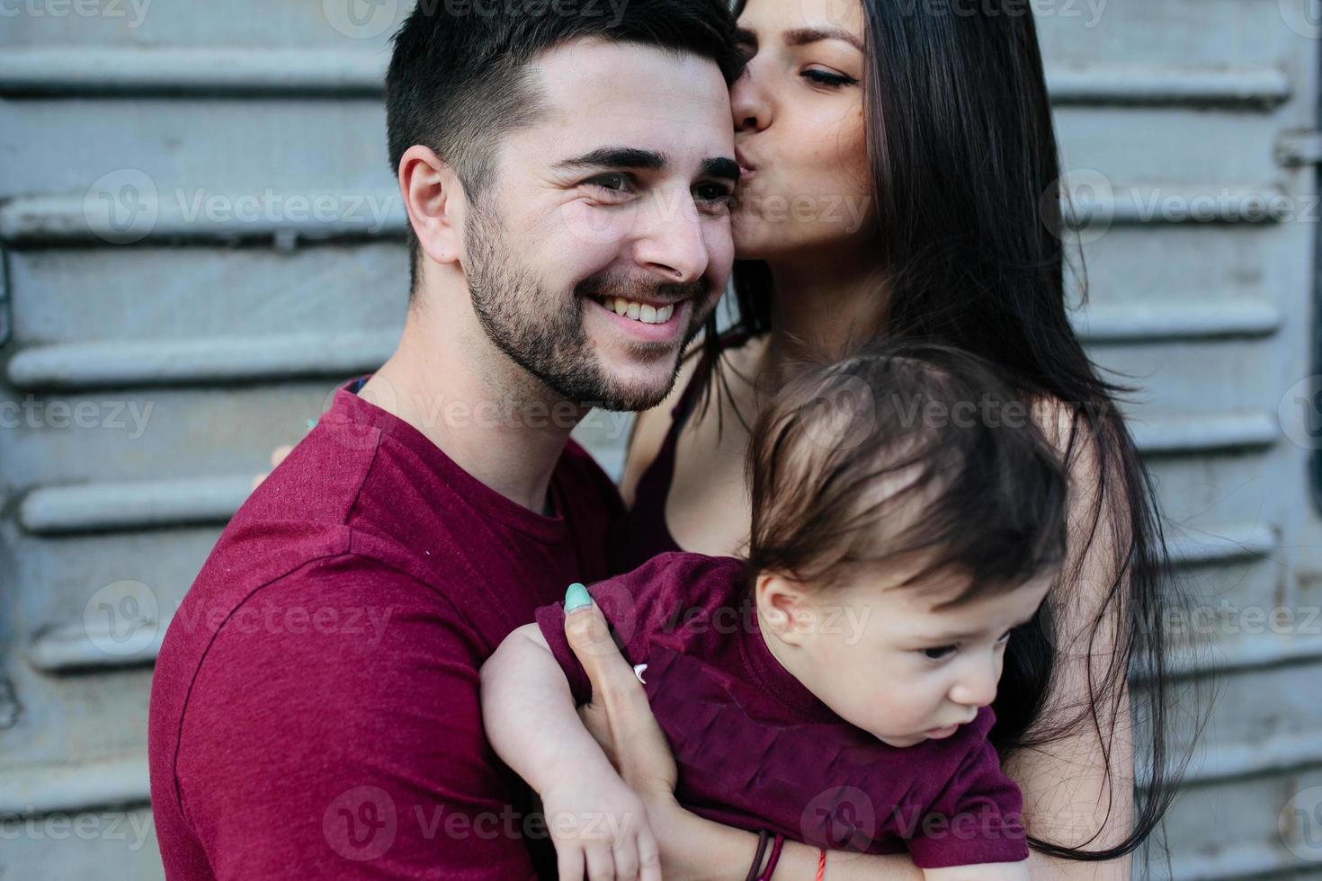 jovem família com uma criança foto