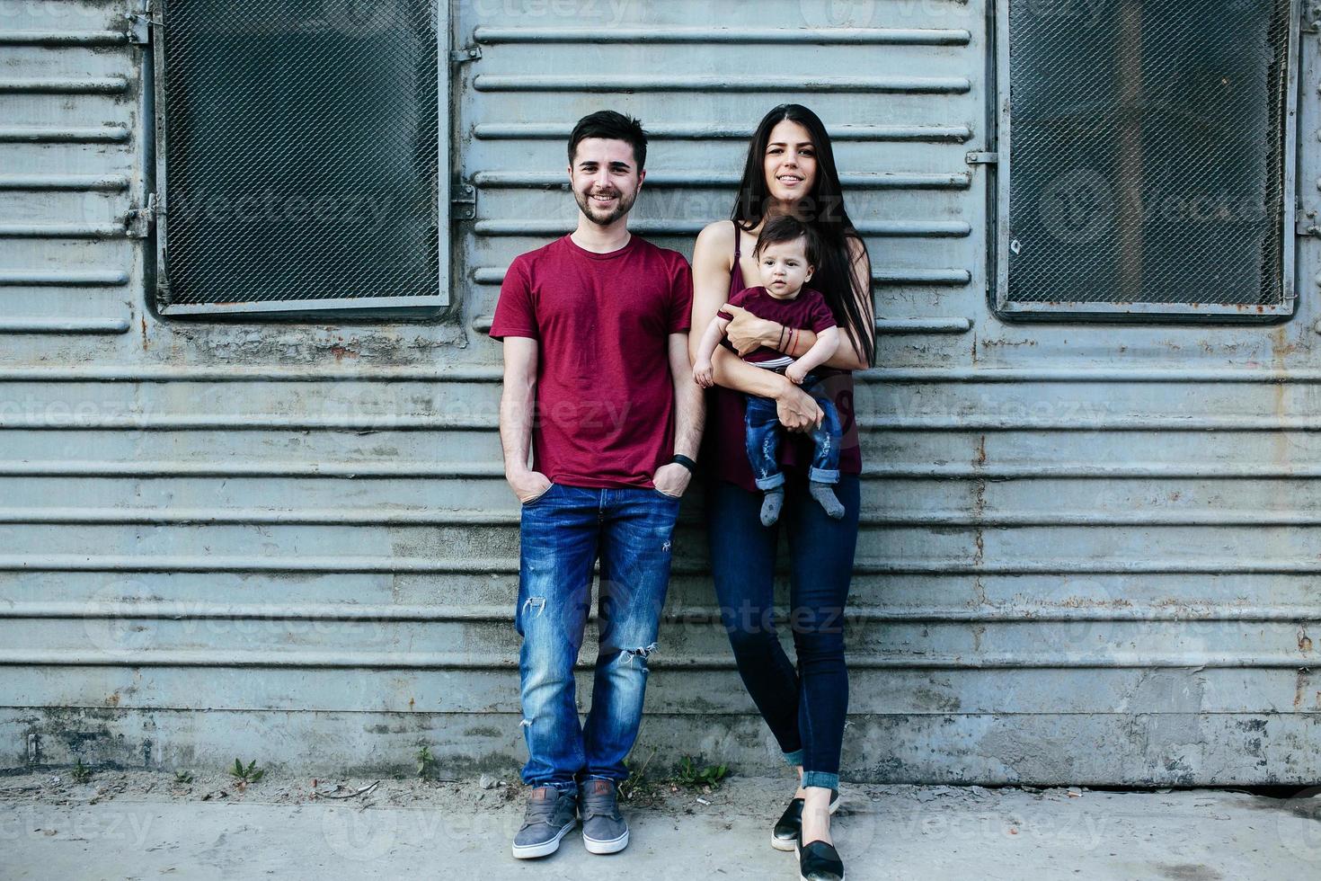 jovem família com uma criança foto