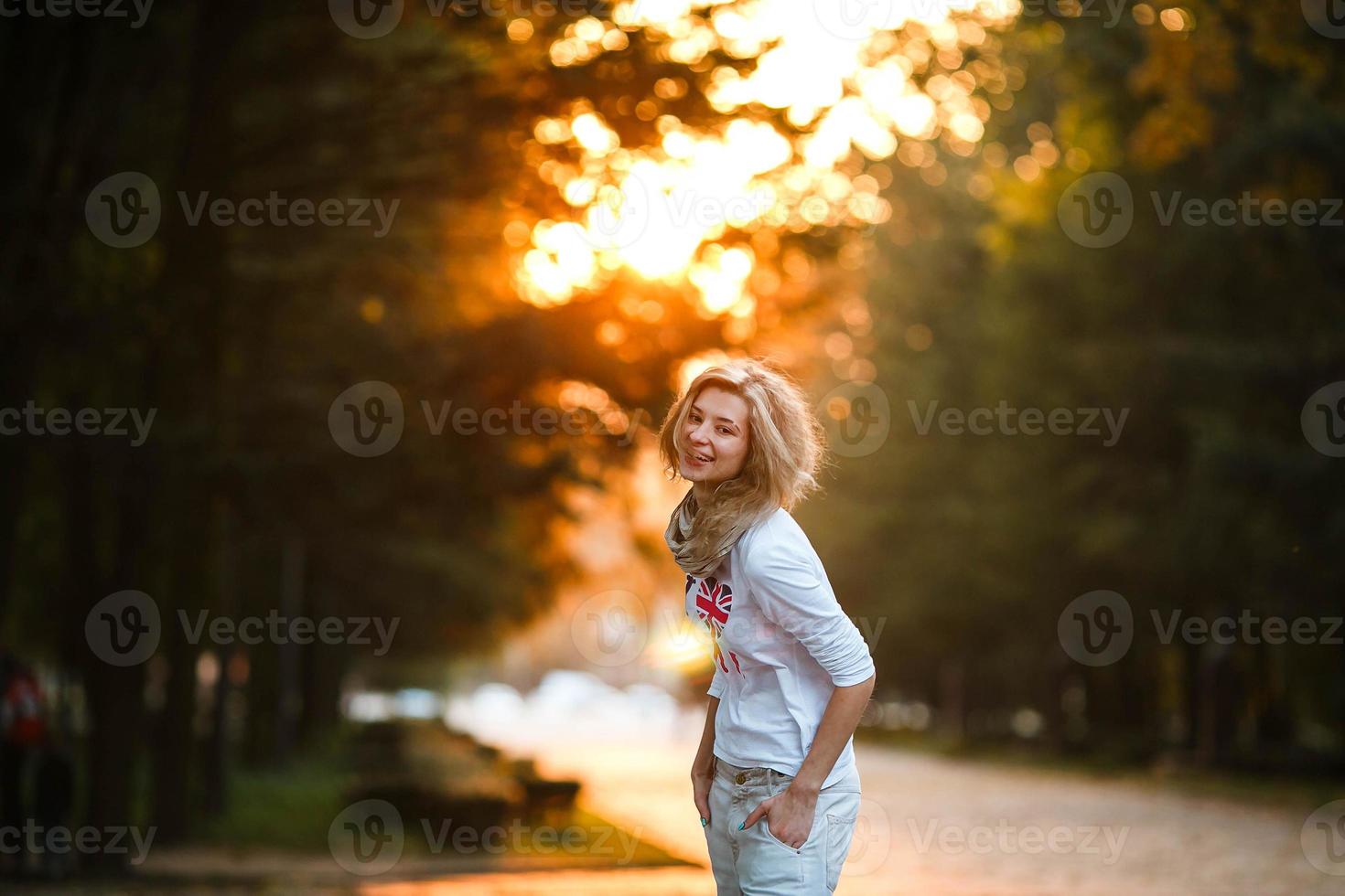 linda garota na luz do sol foto