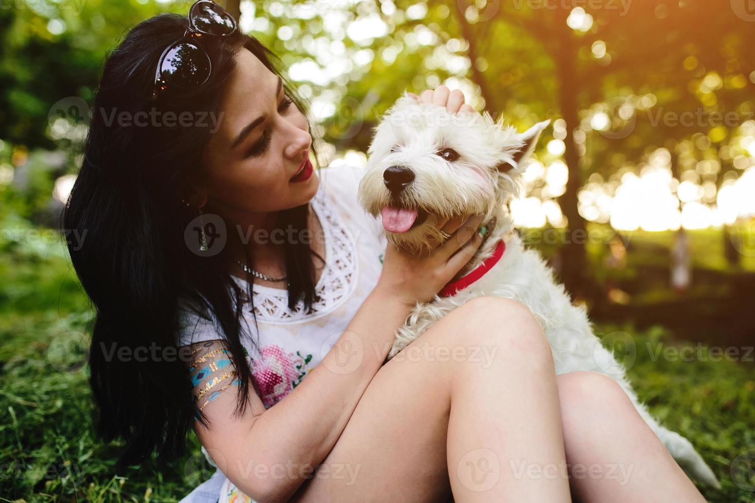 menina com seu cachorro foto