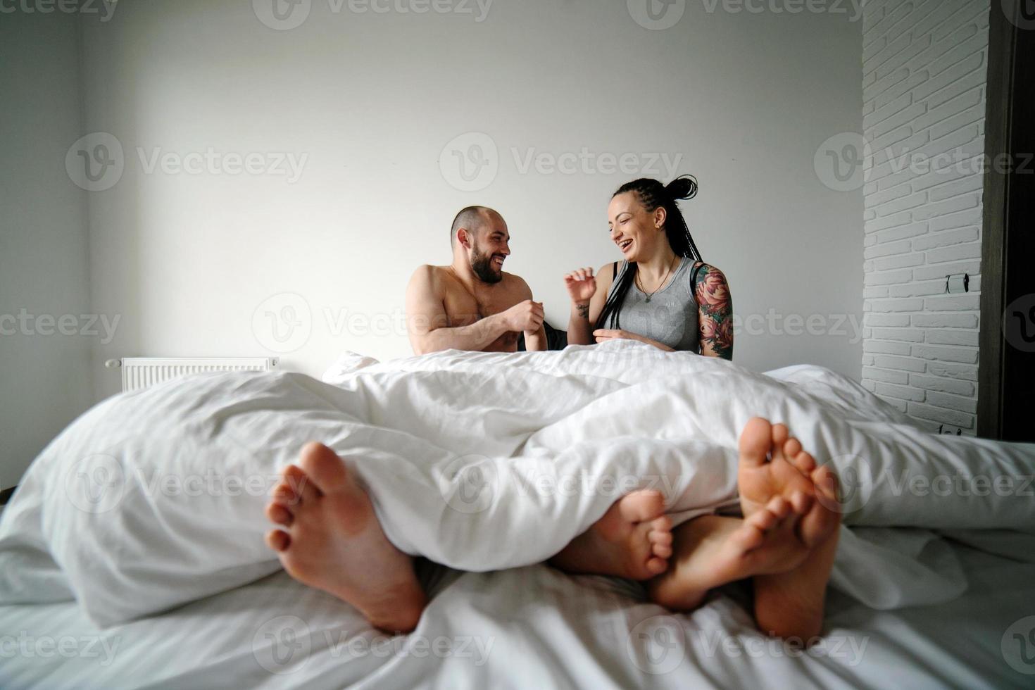 homem e mulher na cama foto