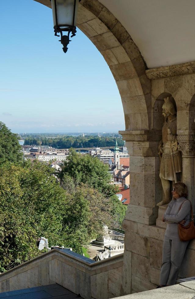 budapeste, hungria, 2014. olhando a vista do bastião dos pescadores em budapeste foto