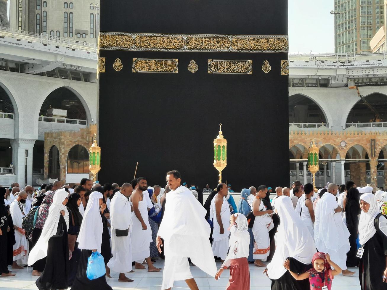meca, arábia saudita, setembro de 2022 - peregrinos de todo o mundo estão realizando tawaf na masjid al haram em meca. foto