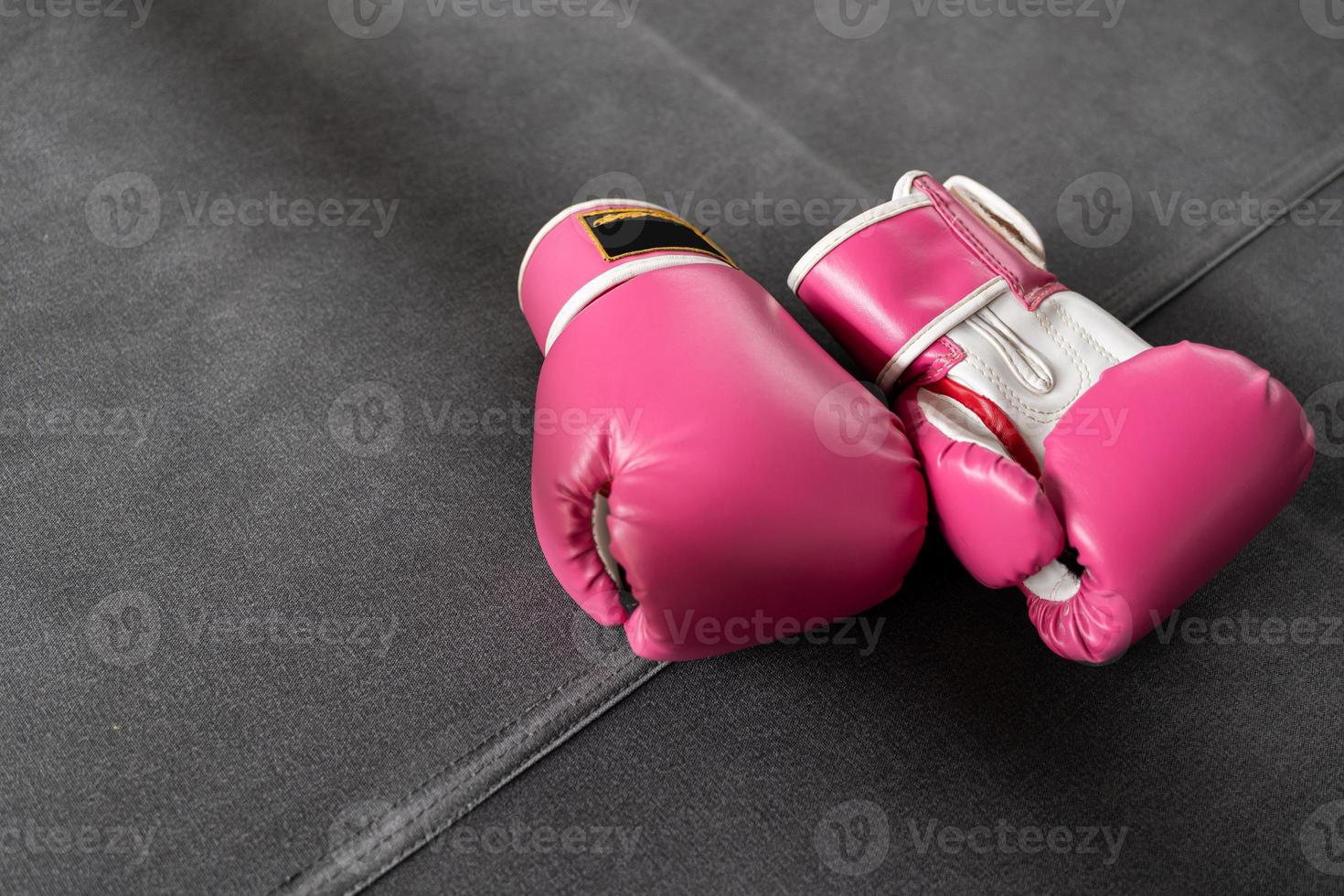 luvas de boxe rosa para luta de menina e mulher com espaço de cópia. foto