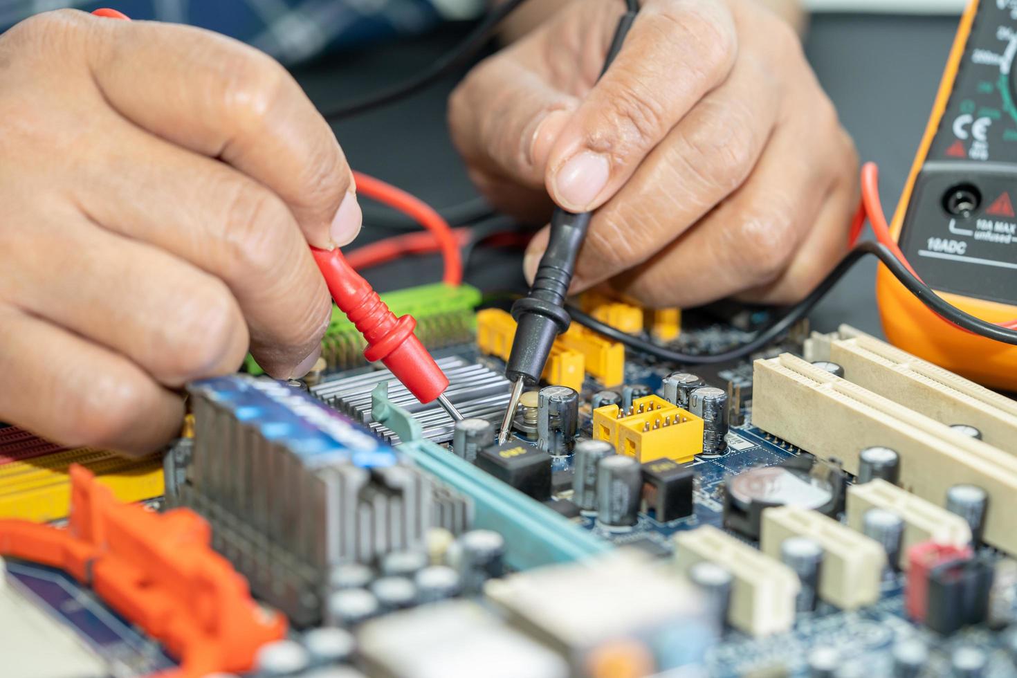 técnico que repara dentro do telefone móvel com ferro de solda circuito integrado. o conceito de dados, hardware, tecnologia. foto