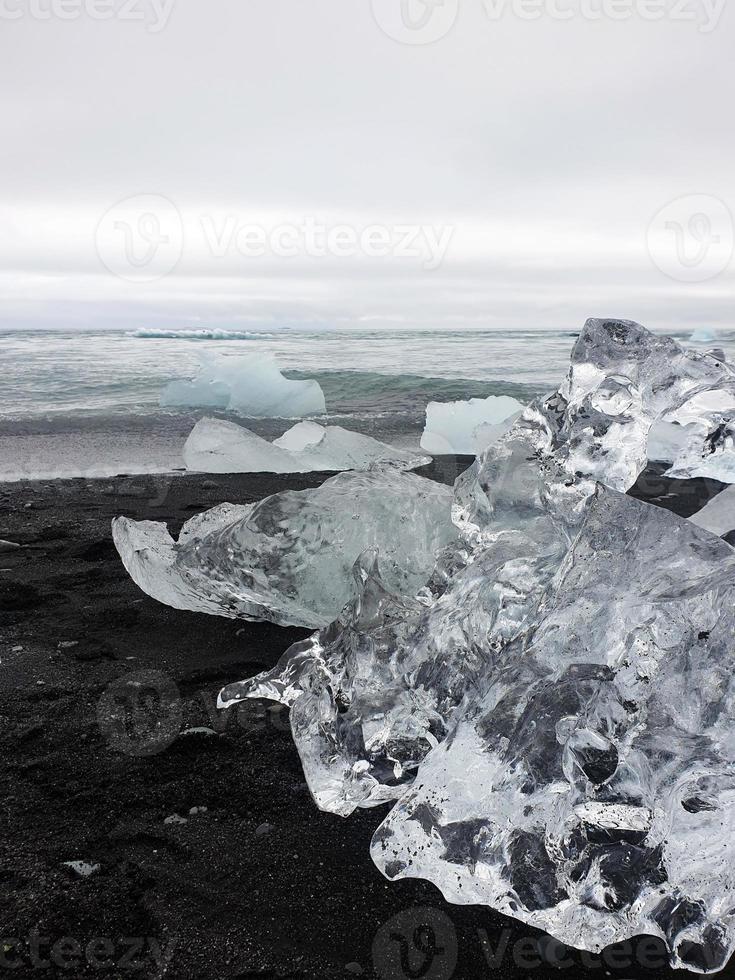 pedaços de gelo glacial lavados em terra em Diamond Beach, Islândia foto