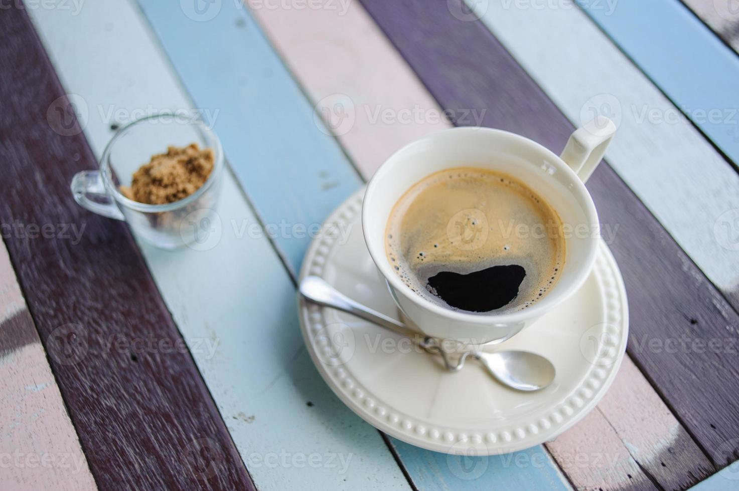 café na mesa de madeira foto