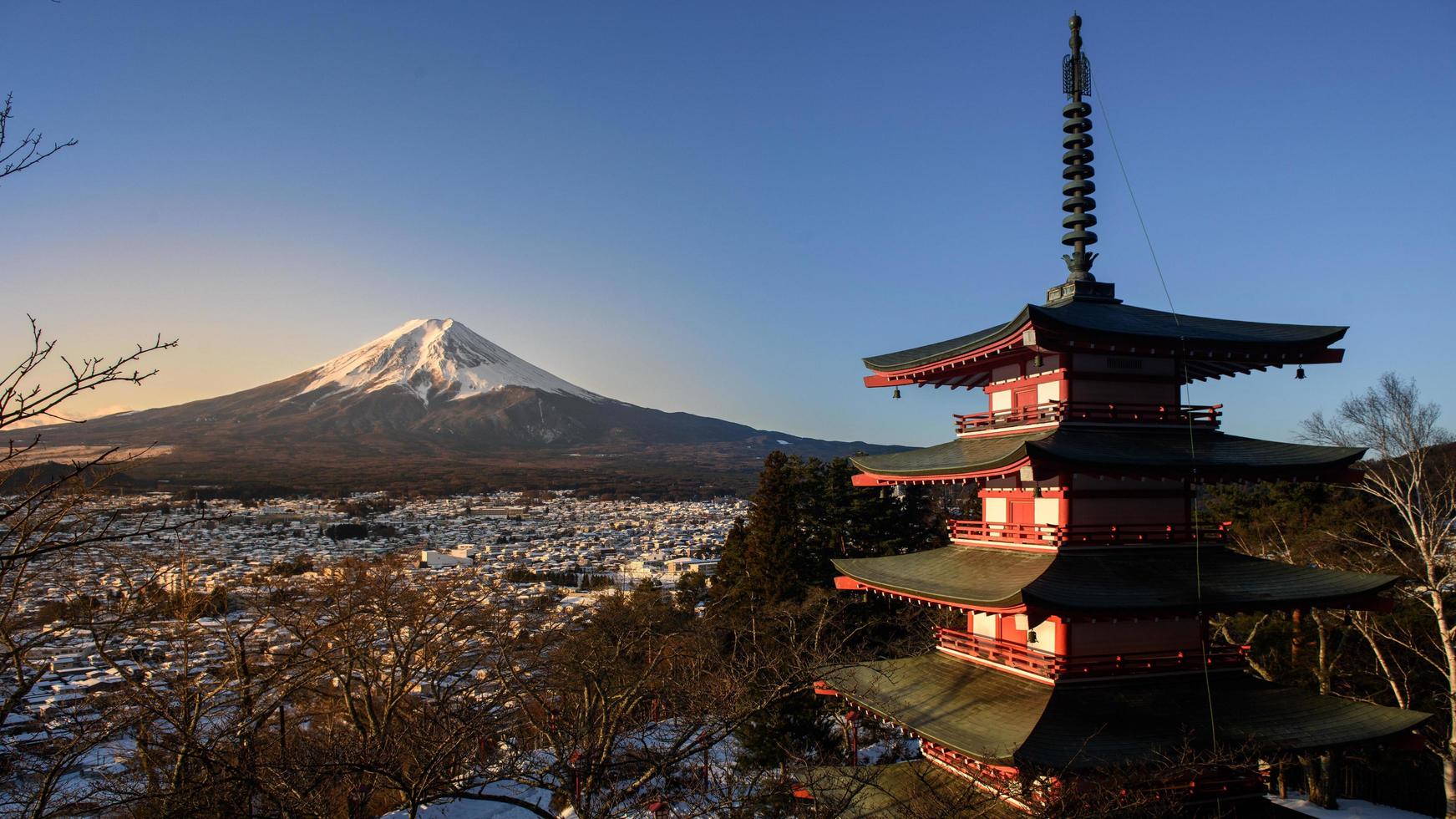Monte fuji e pagode chureito, japão. foto