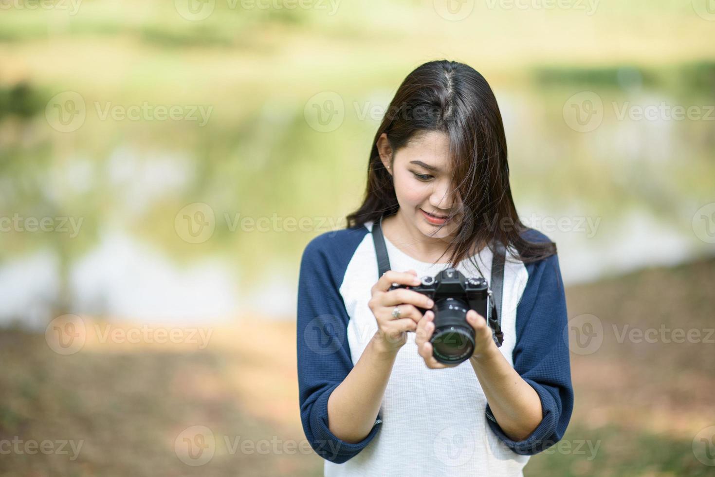 mulher bonita é uma fotógrafa profissional com câmera foto