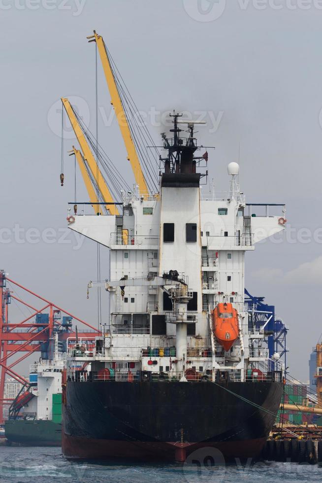 navio de carga no porto foto