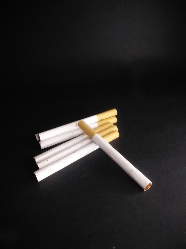 cigarro em um fundo preto.bad hábitos.no conceito de parar de fumar. foto