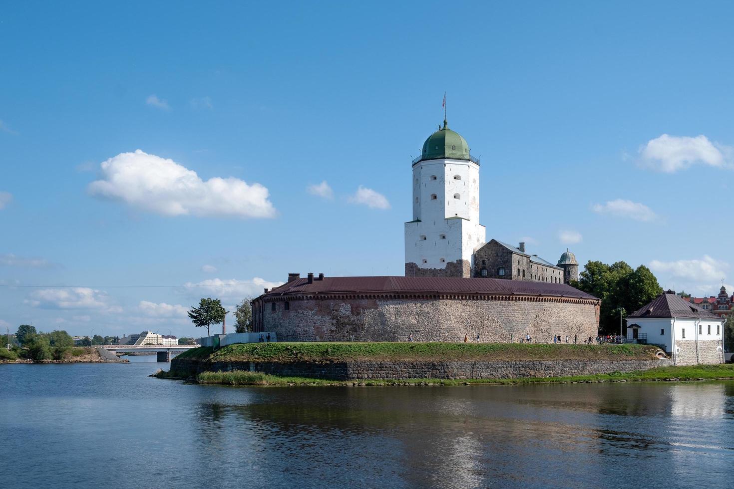 vyborg, região de leningrado, rússia. - 27 de agosto de 2022. castelo do cavaleiro medieval do aterro da cidade de vyborg. foto