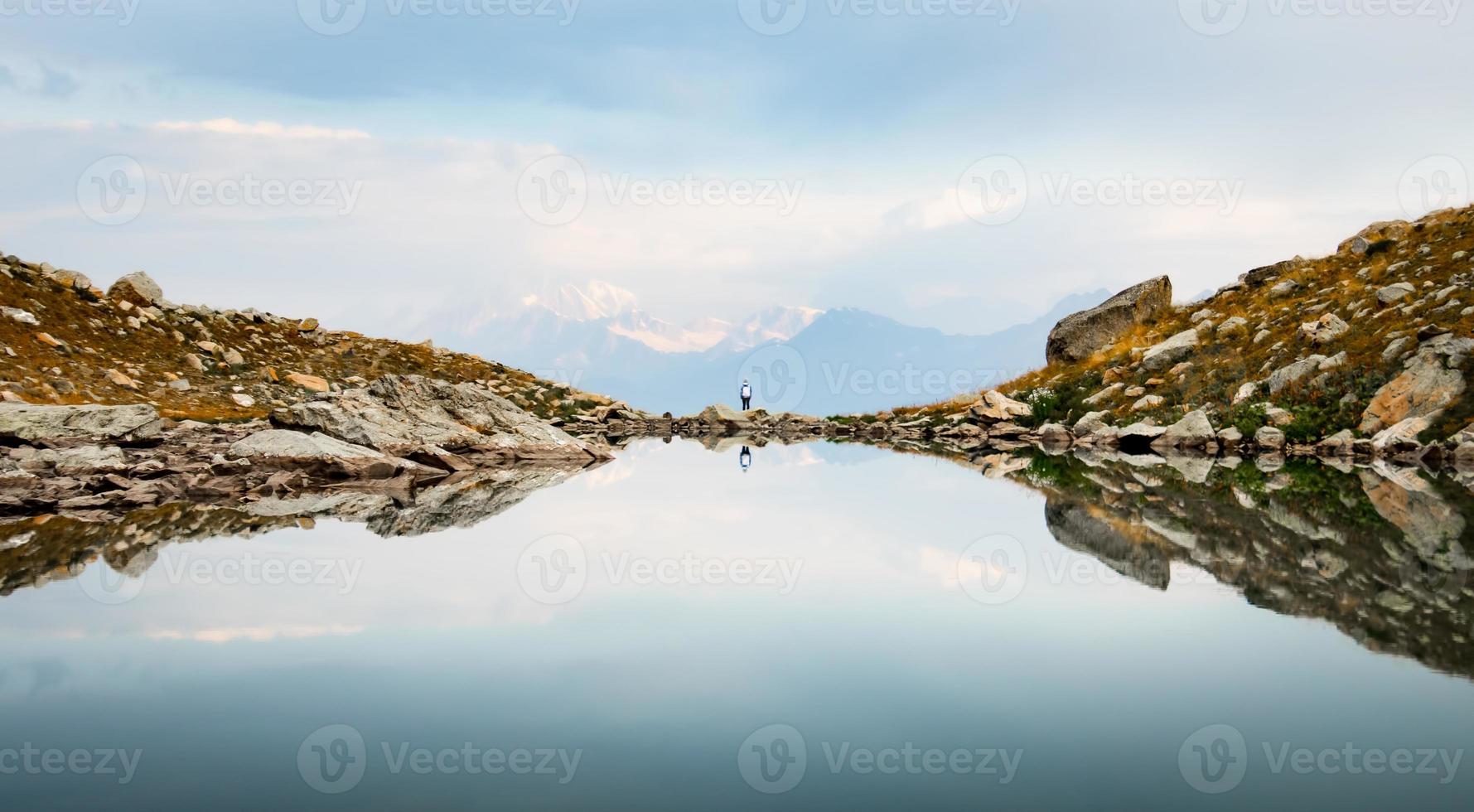 vista traseira pessoa fêmea ficar na borda na natureza paisagem calma olhar para os lados buscar propósito na vida sozinho em montanhas cênicas no outono foto