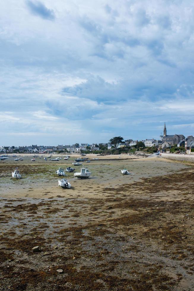 vista do porto de roscoff e vila durante a maré baixa, bretanha, frança foto