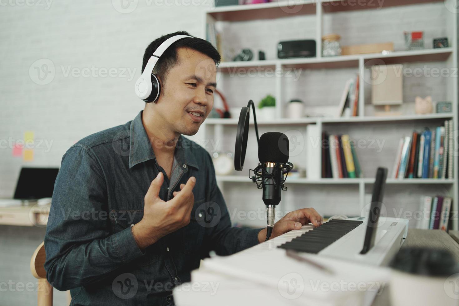 Linda garota asiática usando fone de ouvido aprendendo música de