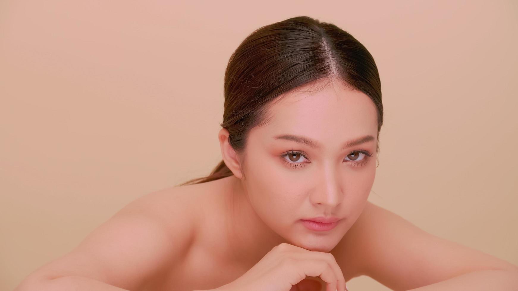 lindo rosto de jovem asiática com pele natural. retrato de uma garota atraente com maquiagem suave e pele perfeitamente bonita. foto