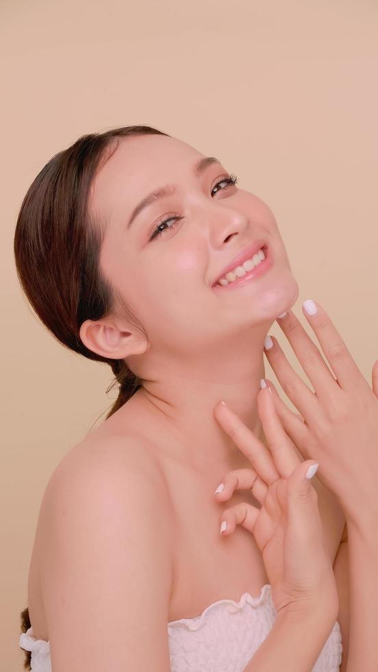 lindo rosto de jovem asiática com pele natural. retrato de uma garota atraente com maquiagem suave e pele perfeitamente bonita. foto