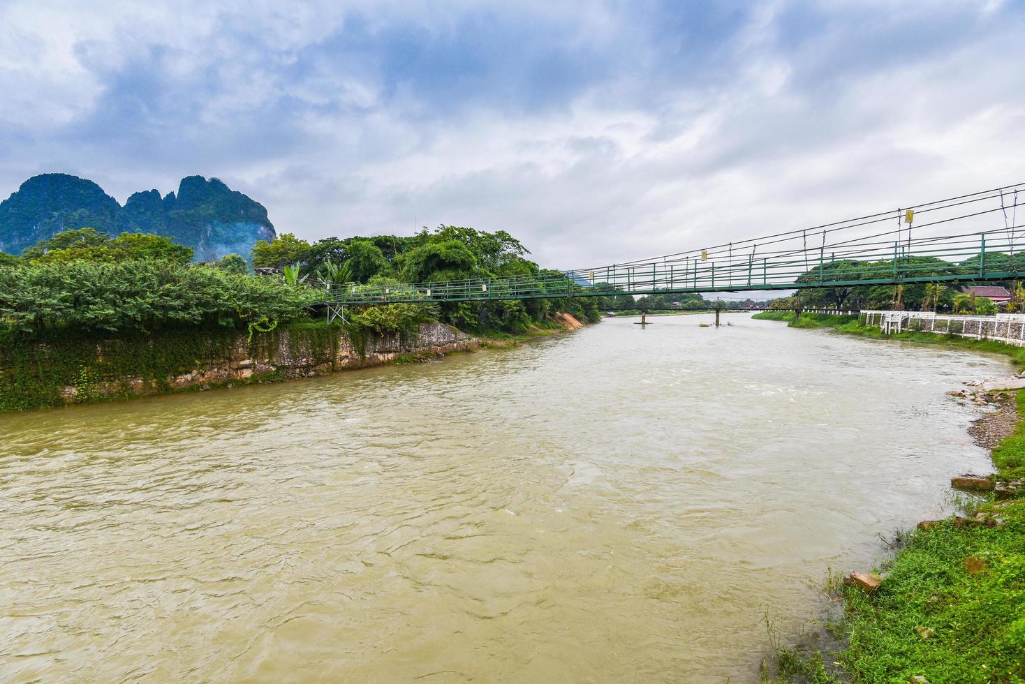 rio da música da ponte suspensa em vang vieng laos foto