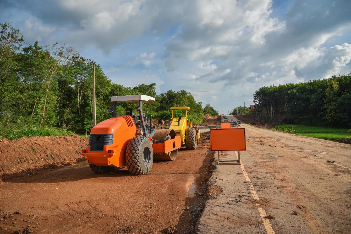 rolo de estrada trabalhando no canteiro de obras de estrada foto