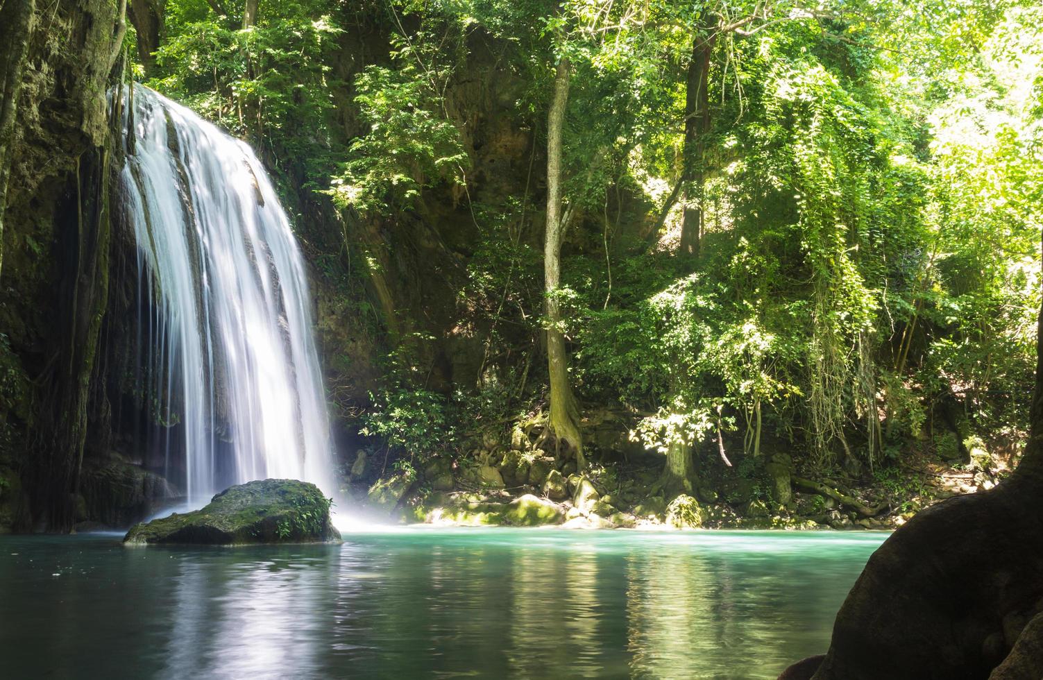 bela cachoeira erawan no meio da floresta tropical, cachoeira erawan, kanchanaburi, tailândia foto