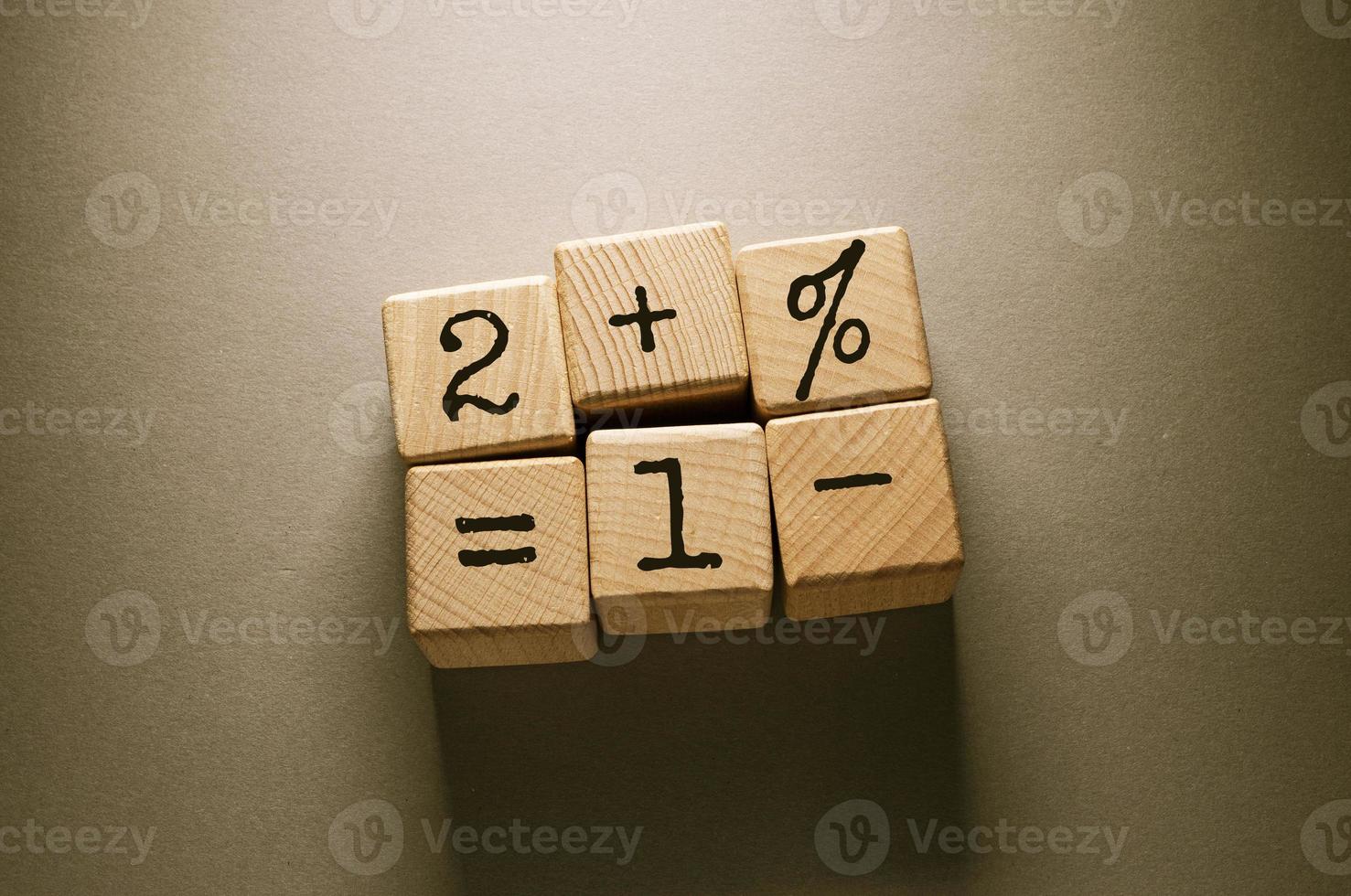 palavra de números com cubos de madeira foto