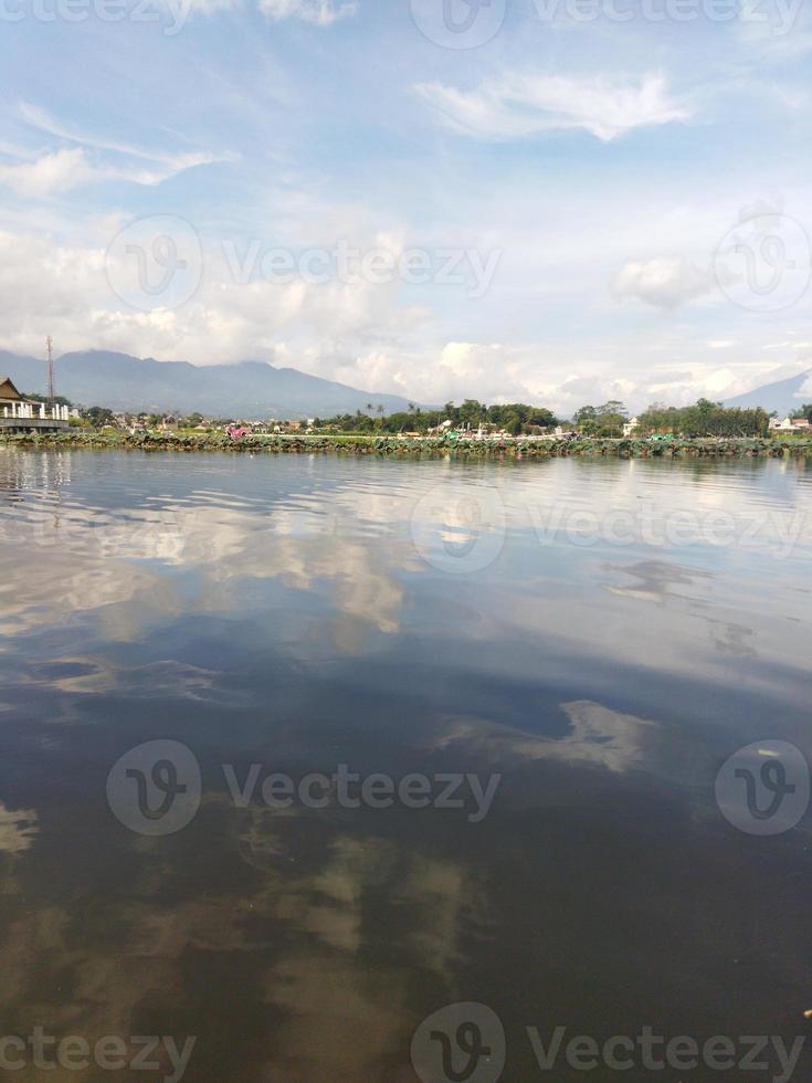 nuvens sobre o lago foto