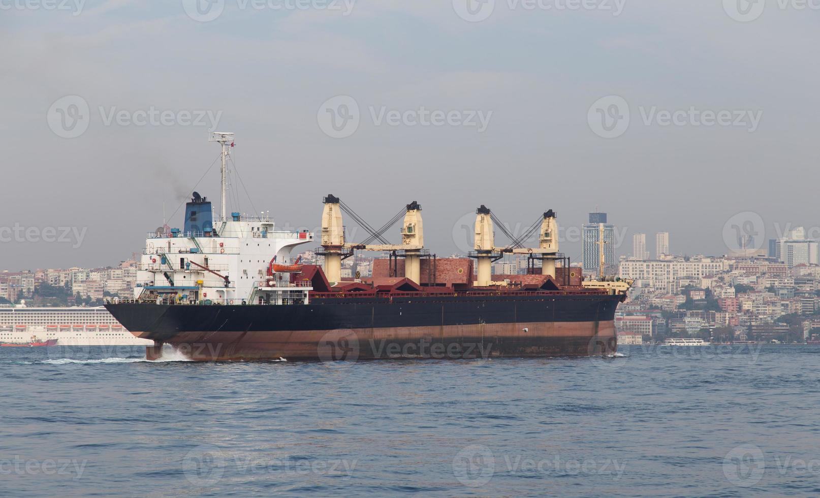 navio de carga no mar foto