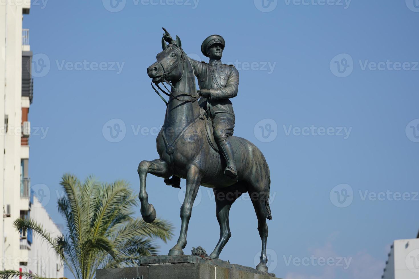 monumento de izmir ataturk na praça da república, izmir, turkiye foto