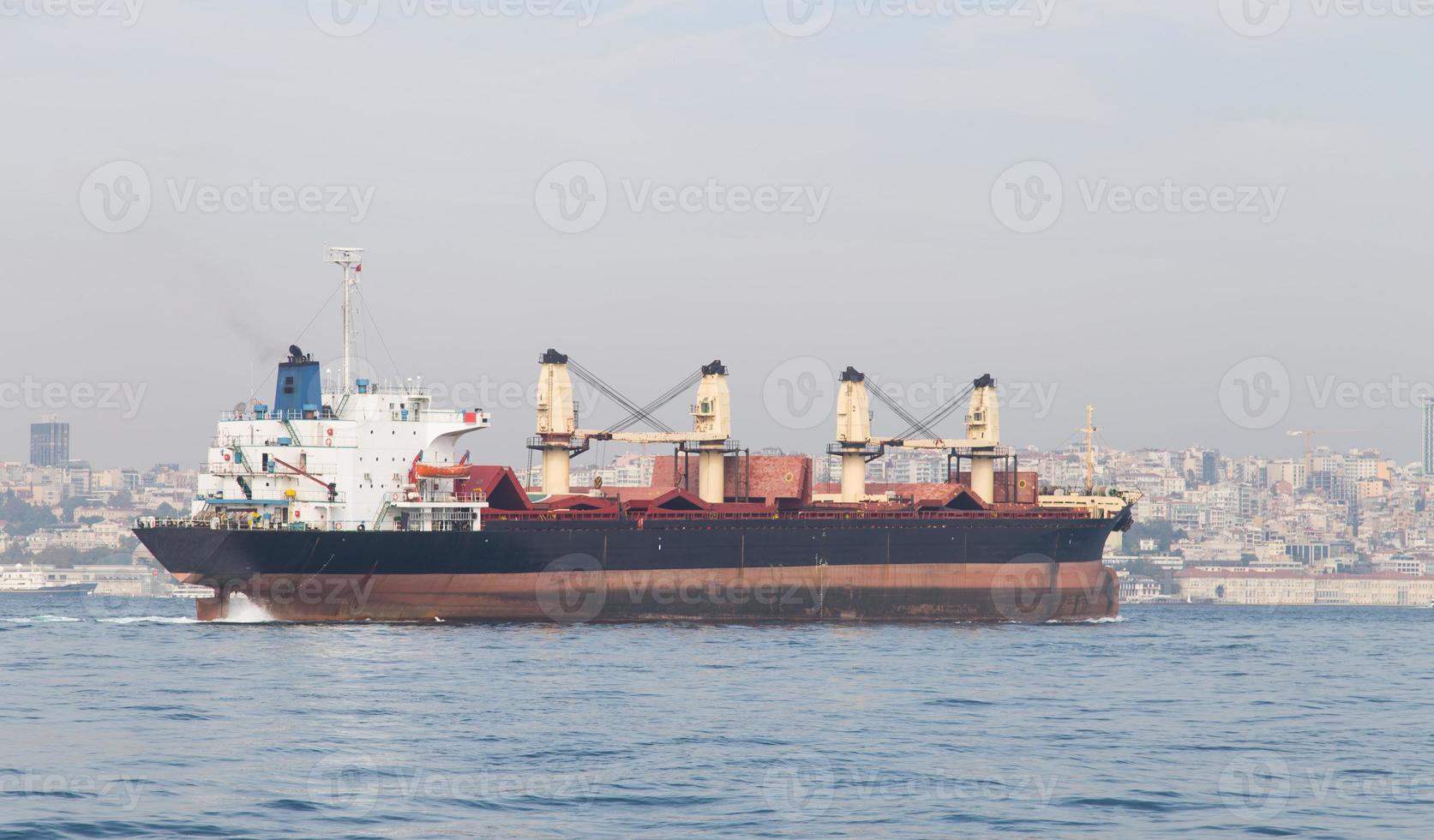 navio de carga no mar foto