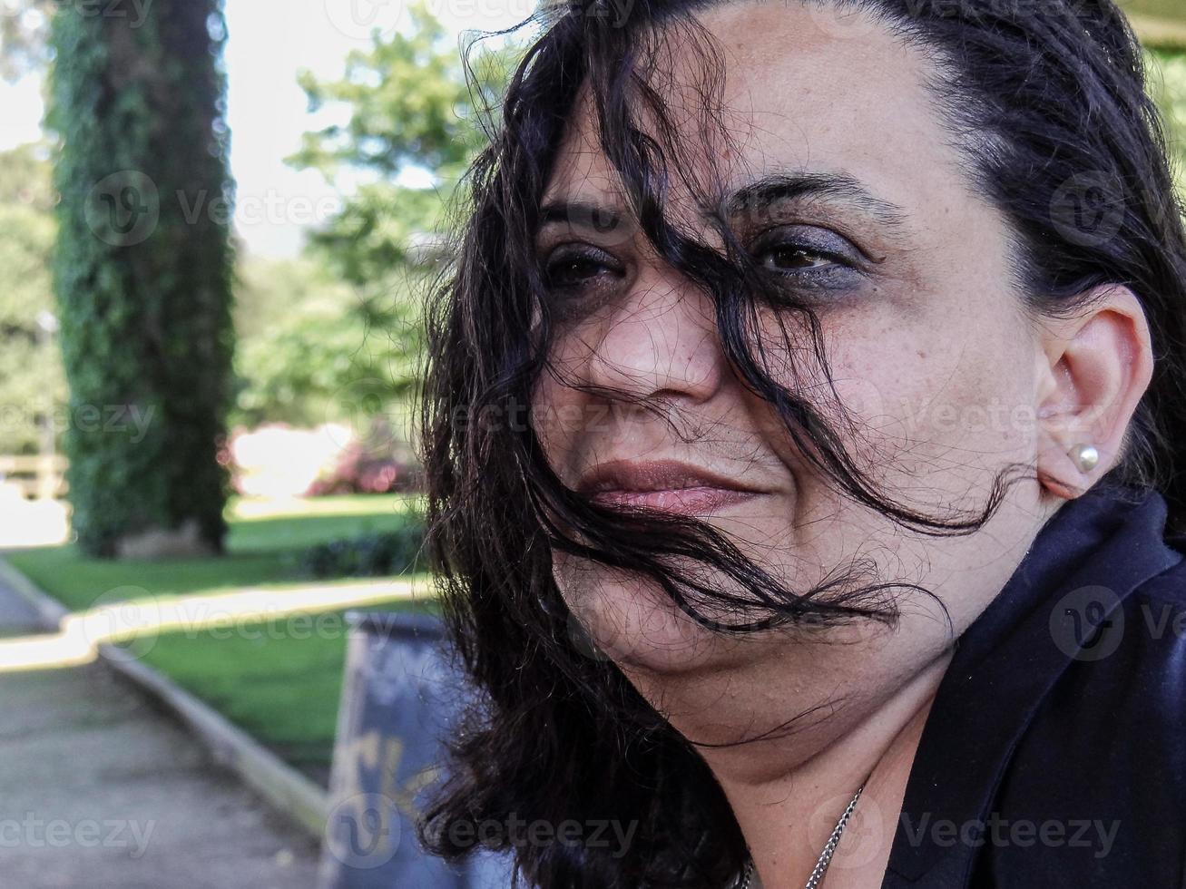 jovem mulher no banco foto