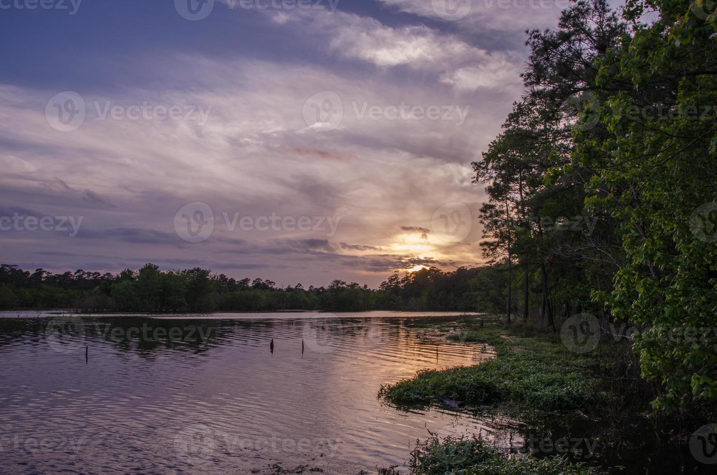 uma noite tranquila durante o pôr do sol no lago. foto