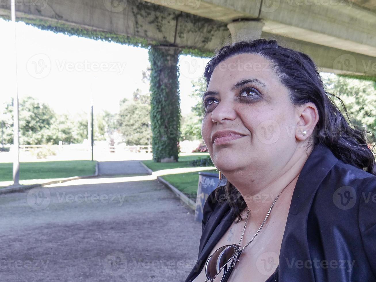 jovem mulher no banco foto