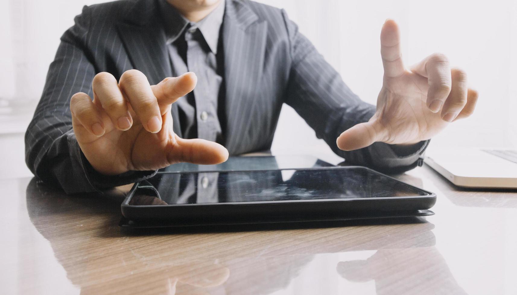 empresários reunidos para analisar e discutir e debater os dados do gráfico do relatório financeiro no trabalho em equipe do consultor financeiro do escritório e no conceito de contabilidade. foto