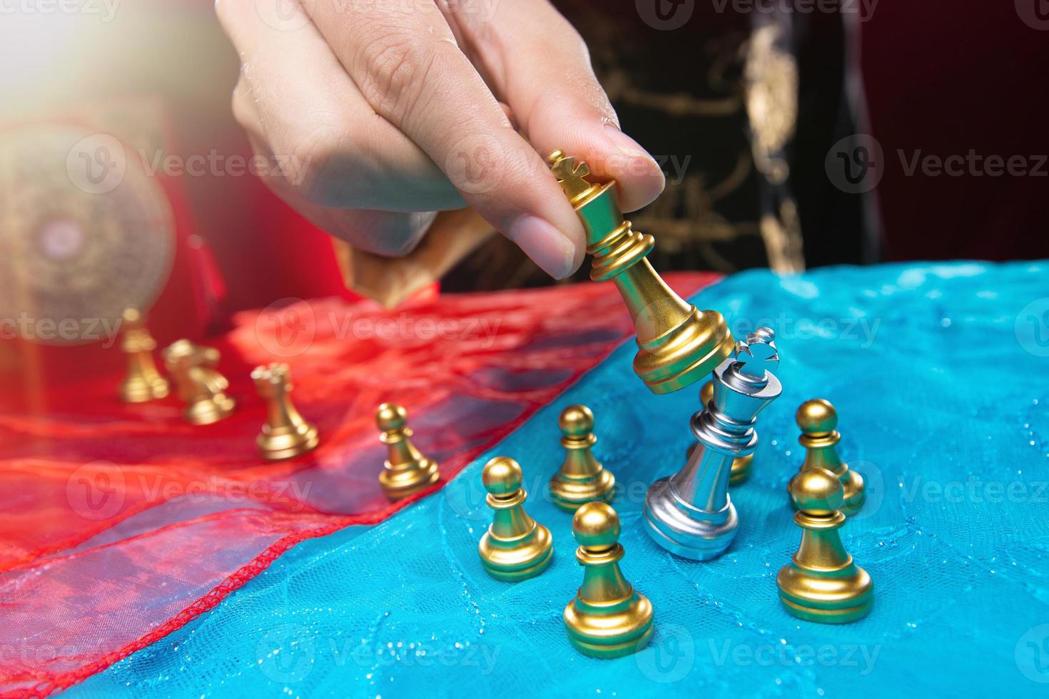 xadrez em tecido azul vermelho como resumo dos eua, china, mapa de crise de taiwan. estratégia militar de disputa de conflito da china em torno do mar de fronteira de taiwan é sancionar a tecnologia de chip comercial. espaço de cópia foto