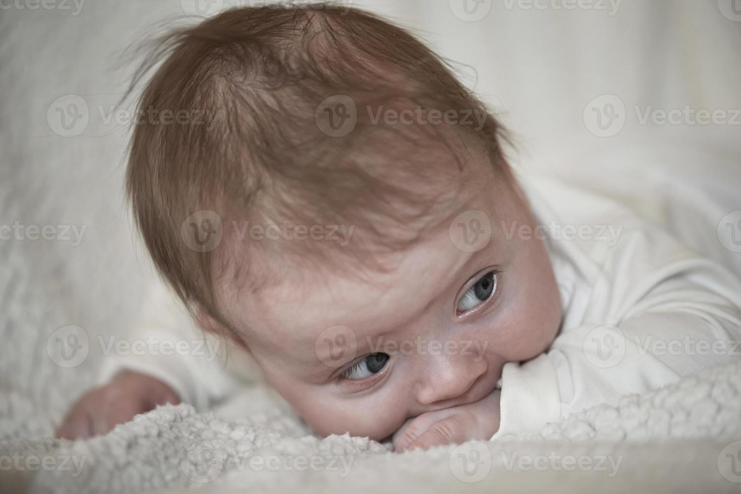 bebê recém-nascido feliz sorrindo foto