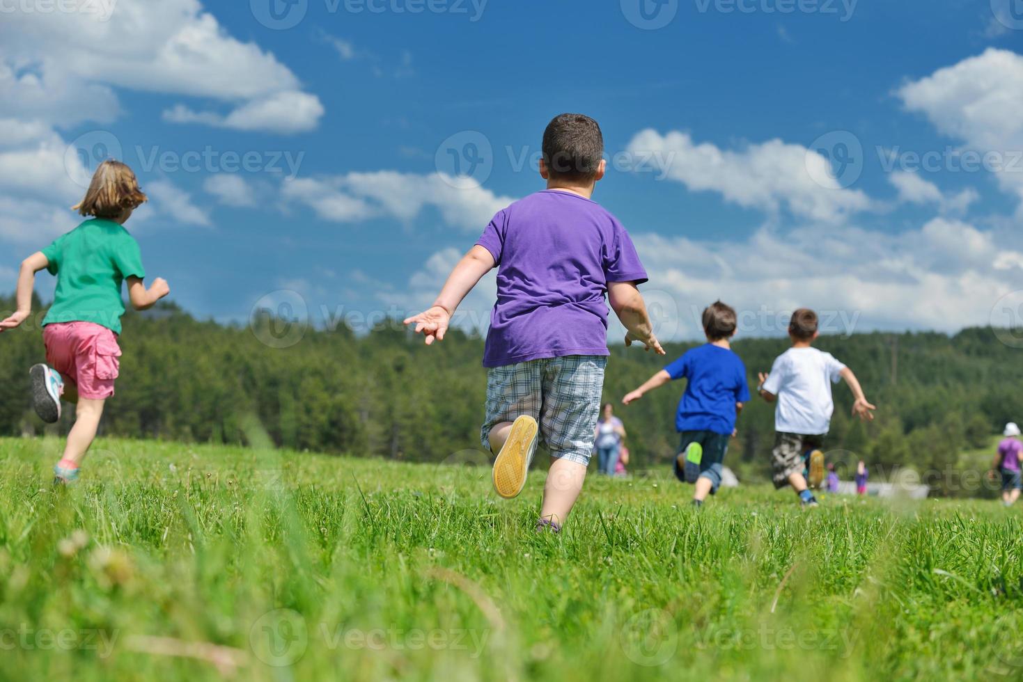 grupo de crianças felizes se divertem na natureza foto