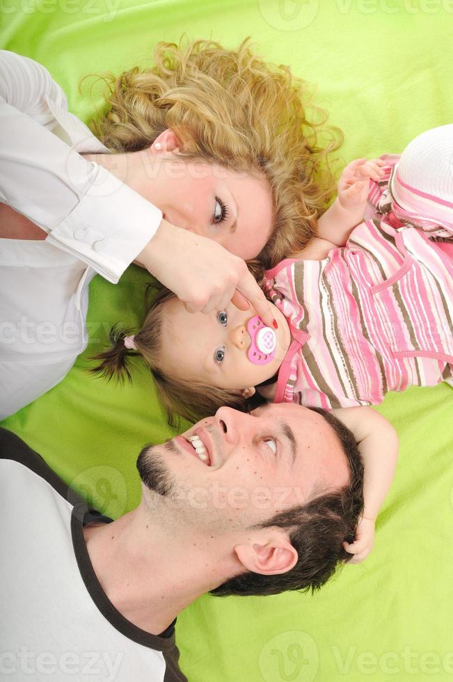 família jovem feliz juntos em estúdio foto